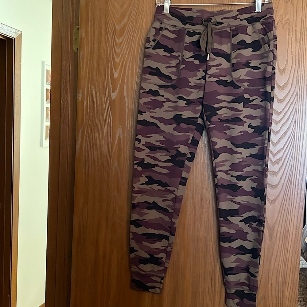 Zyia joggers camo sz small